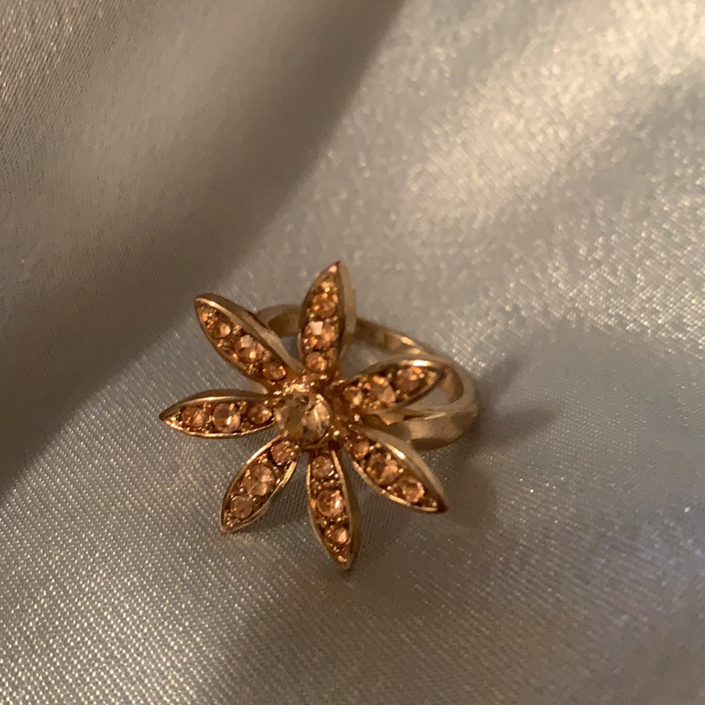 Super cute flower fashion ring